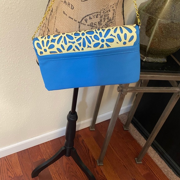 💙Daisy Floral Clutch💙 - Picture 3 of 10